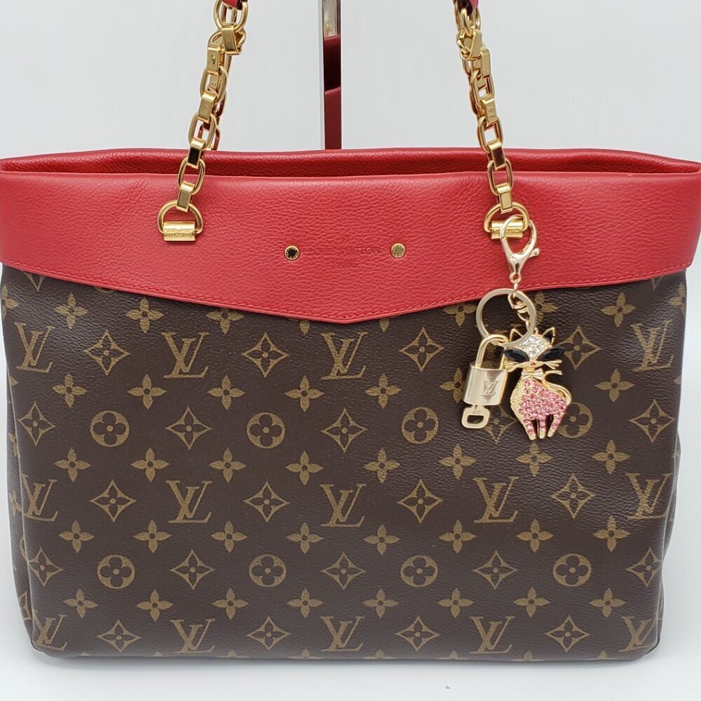 LV Authentic Gold Lock & Key 🔑 Luxury Bag Charm w/ Unbranded Keychain - Picture 2 of 9